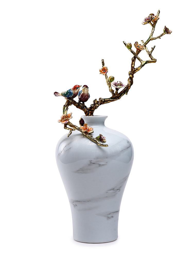 مزهرية من الرخام الأبيض على شكل طائر مغرد