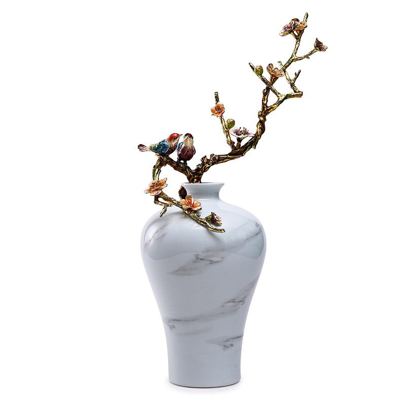 مزهرية من الرخام الأبيض على شكل طائر مغرد