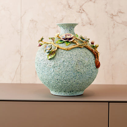 مزهرية مطلية بالذهب ومزينة بطحالب خضراء