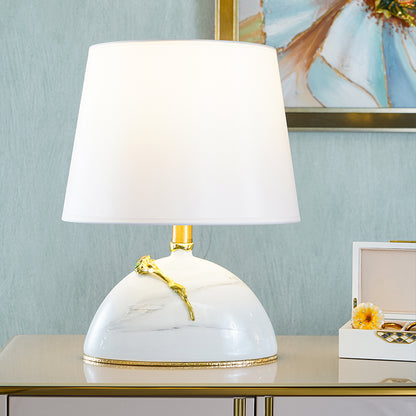 مصباح طاولة "بتلة" من الرخام والذهب 