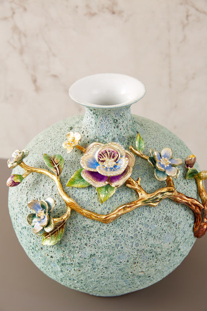 مزهرية مطلية بالذهب ومزينة بطحالب خضراء