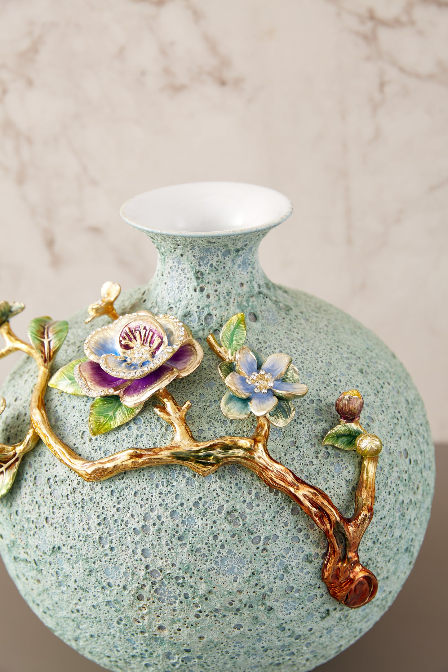 مزهرية مطلية بالذهب ومزينة بطحالب خضراء